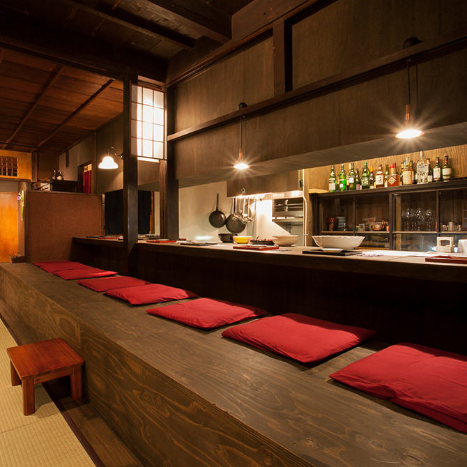 Counter seating at 一献うるうる