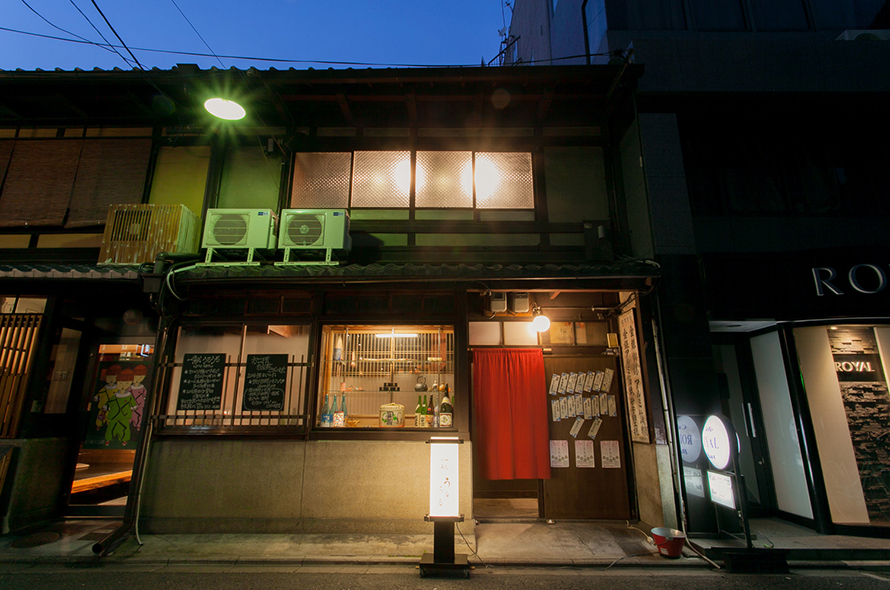 Exterior of 一献うるうる at night