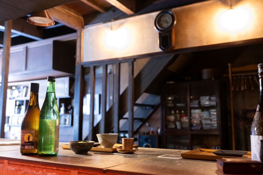 Sake and the wooden counter inside 一献うるうる